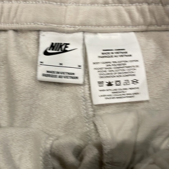 Great condition, size medium in kids, grey shorts - Picture 2 of 3